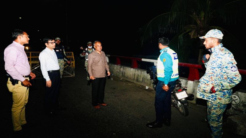 ভোরেই রাজধানীর চার থানা পরিদর্শনে স্বরাষ্ট্র উপদেষ্টা, সতর্ক থাকার নির্দেশ